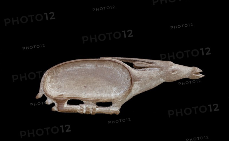 Cosmetic spoon in the form of a trussed antelope