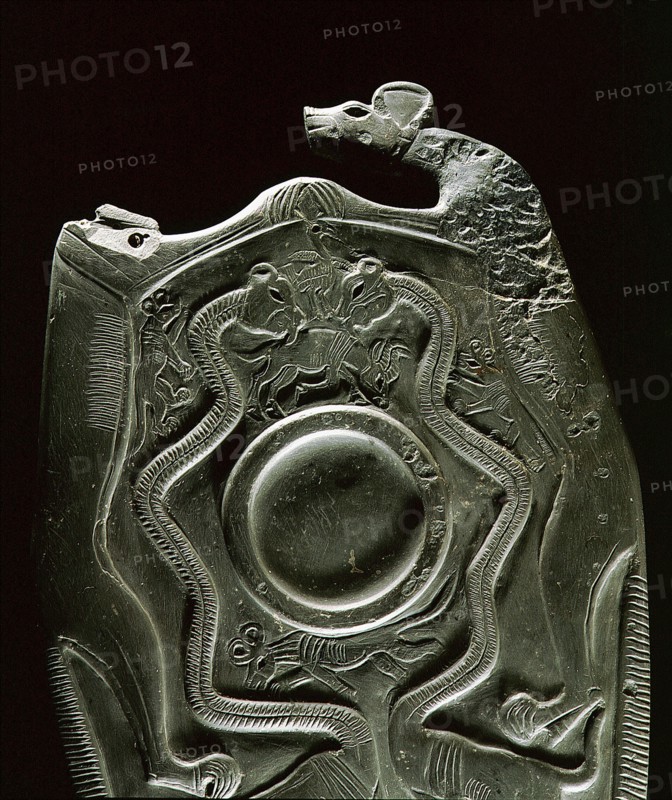 The upper part of the obverse of the Two Dogs Palette