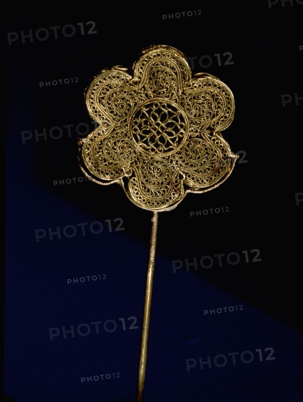 Gold hair pin representing a flower