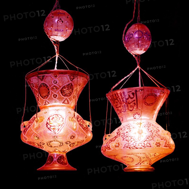 Lamps and ovoid suspensions in enamelled glass