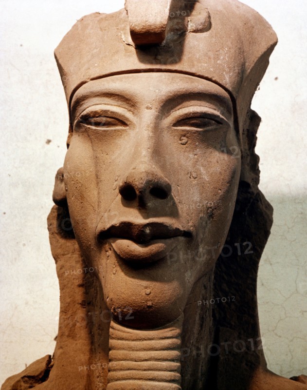 A colossal head of Amenhotep IV ( Akhenaton ) in the Double Crown