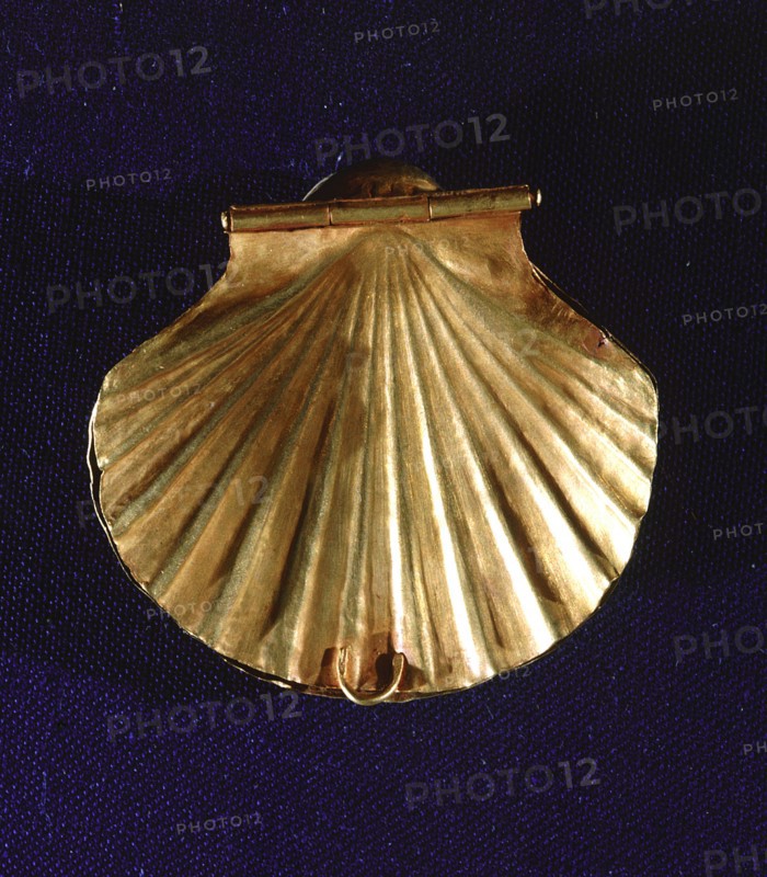 Container for eye pigments or other cosmetics in the form of a golden seashell pendant, from the funerary complex of Sekhemkhet, son of King Djoser