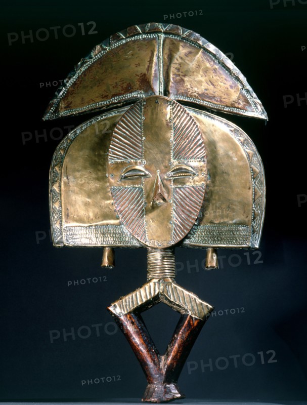 Guardian figures, called mbulu ngulu, are attached to bark boxes or bundles containing bones and other relics of clan or village ancestors, serving to protect them and as a focus for prayers and sacrifices