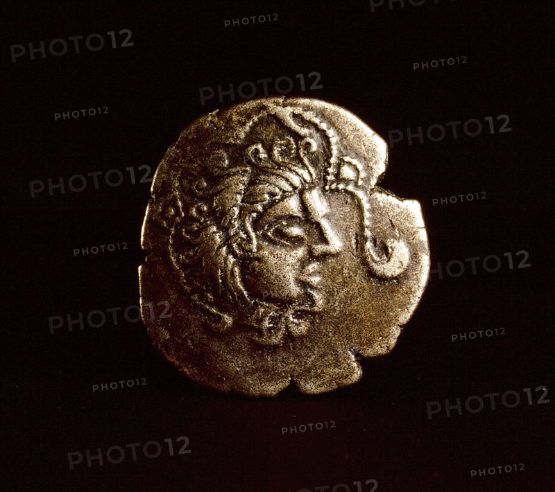 Low alloy coin showing a favorite image of the Armoricans   a head surrounded by Ss