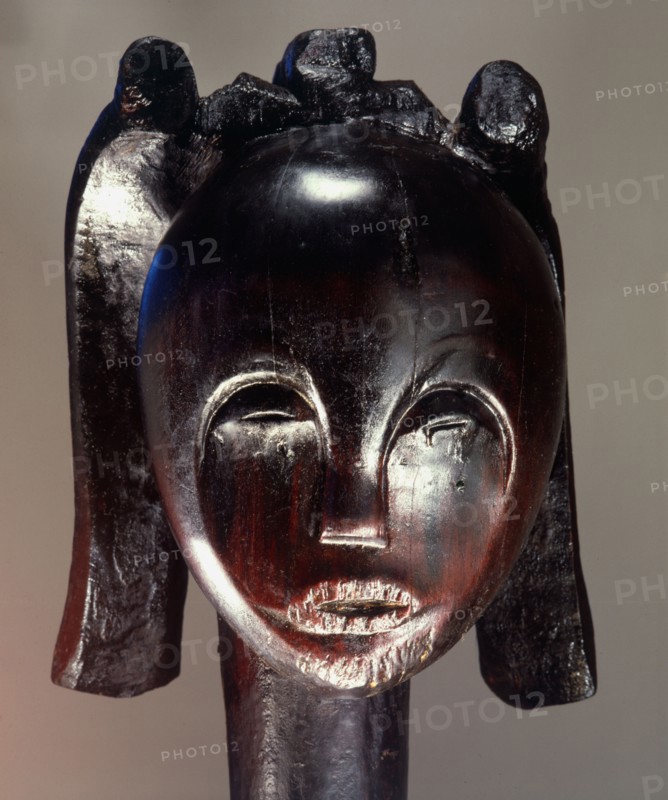 These heads, known as Bieri, were attached to bark boxes containing the skulls and bones of ancestors, both to guard the relics and as a focus for prayers, complaints and sacrifices