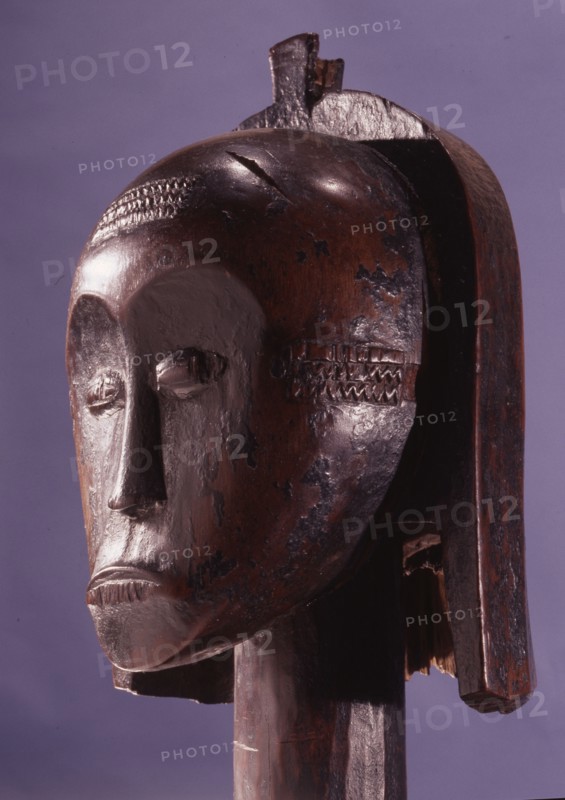 These heads, known as Bieri, were attached to bark boxes containing the skulls and bones of ancestors, both to guard the relics and as a focus for prayers, complaints and sacrifices