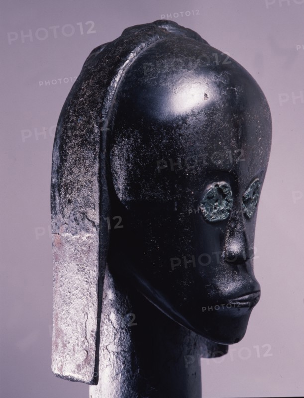 These heads, known as Bieri, were attached to bark boxes containing the skulls and bones of ancestors, both to guard the relics and as a focus for prayers, complaints and sacrifices