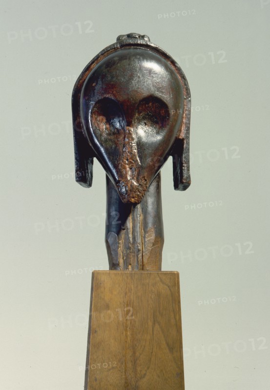 These heads, known as Bieri, were attached to bark boxes containing the skulls and bones of ancestors, both to guard the relics and as a focus for prayers, complaints and sacrifices
