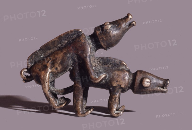 A brass weight which was used for weighing gold dust, representing a proverb about animal intercourse