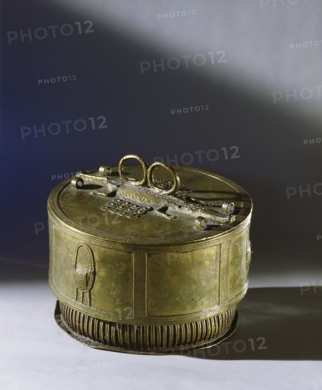 A kuduo, a brass container used for valuables and possibly gold dust