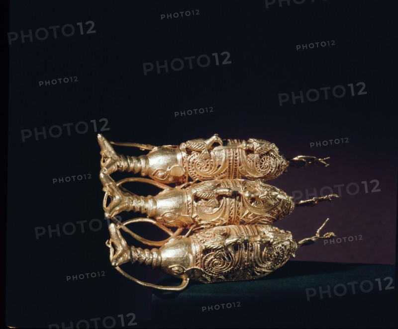 Jewellery in the form of three elephants surmounted by six birds