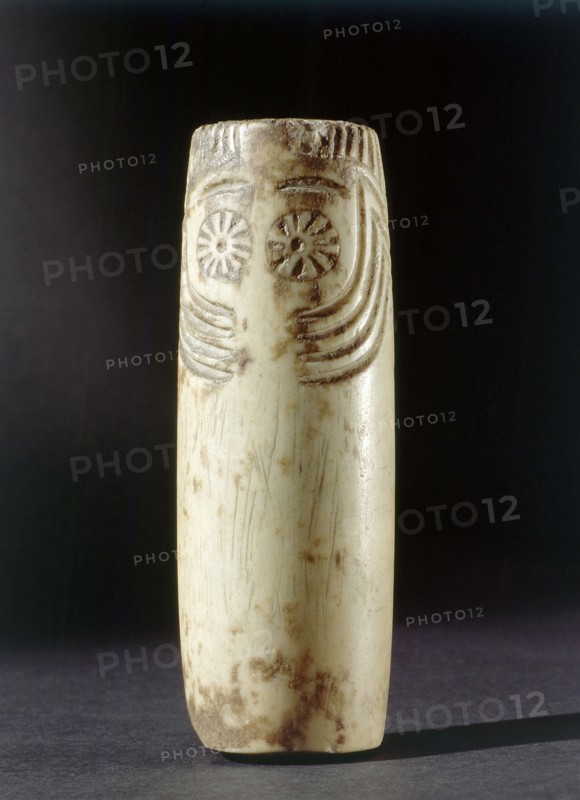 Incised bone idol