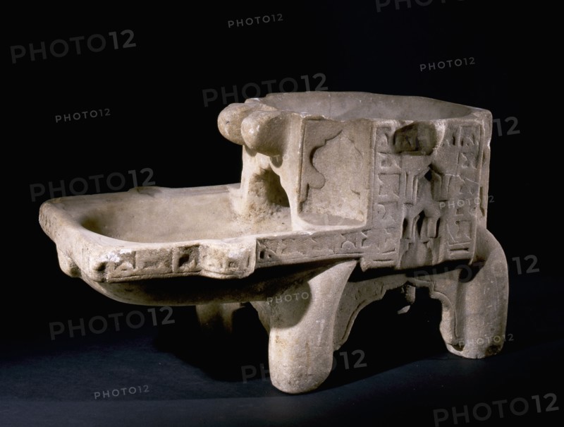 Marble kilga, a stand for a jar made of porous earth and filled with water