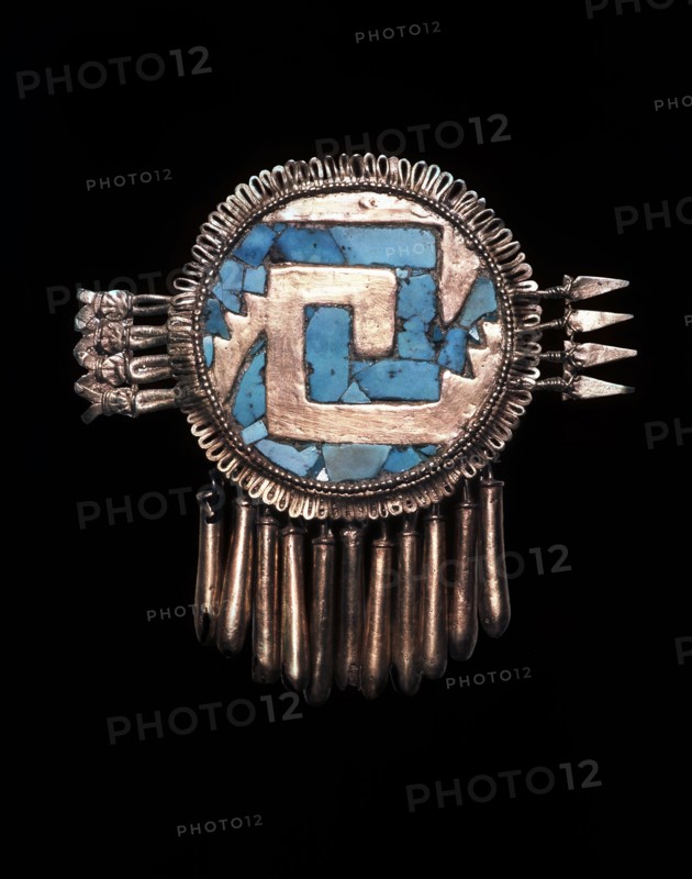 Breastplate in the form of a shield chimalli, pierced by a group of arrows