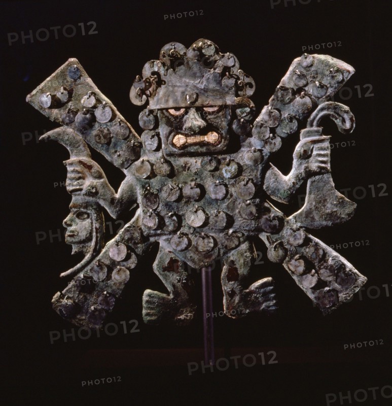 Depiction of the sacrificer god holding the sacrificial knife in one hand and the decapitated head of the victim in the other