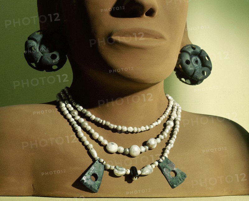 Jewellery worn by Hopewell male