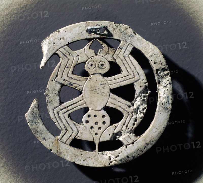 Shell disc incised with a spider
