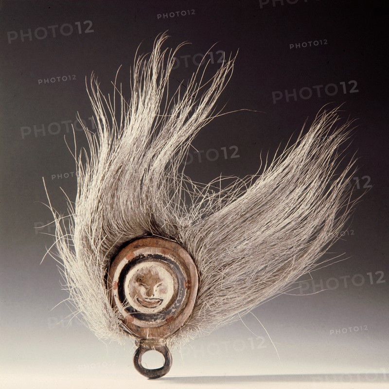 A finger mask used by women during dance entertainments
