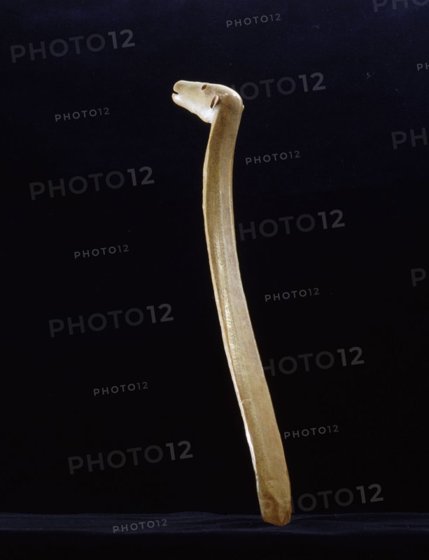 Ivory shaft with a finial in the shape of a polar bear head