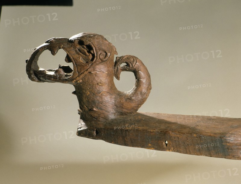Haumi, canoe bow cover, in a very early transitional carving style