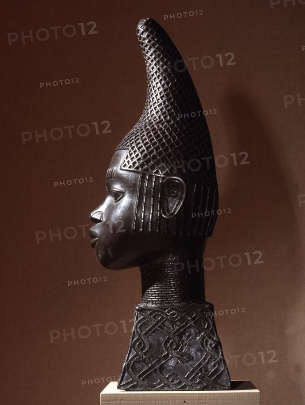 Idia, the mother of Oba Esigie, was granted the right to establish her own palace and ancestral altars as a reward for using her mystic powers to bring victory in Benins war against the Igala