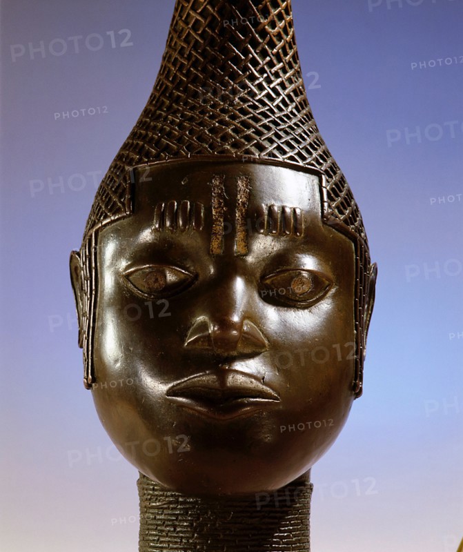 Idia, the mother of Oba Esigie, was granted the right to establish her own palace and ancestral altars as a reward for using her mystic powers to bring victory in Benins war against the Igala