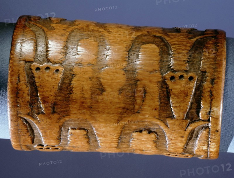 The right to wear ivory armlets was restricted to the Oba of Benin himself