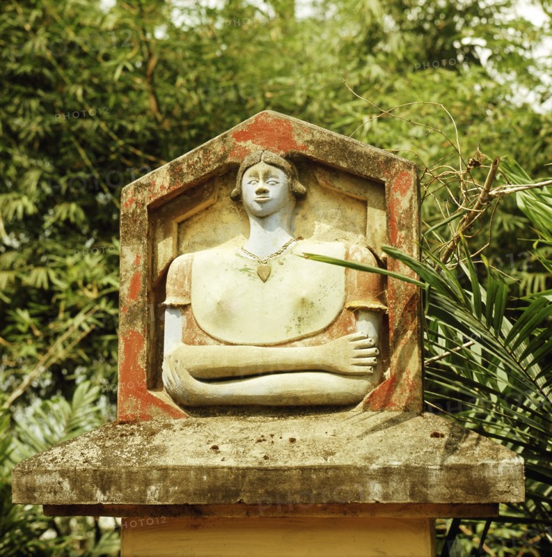 Wealth earned through the palm oil trade in the Niger Delta region financed a fashion for painted cement memorials where the deceased were depicted with the symbols of Christianity and European affluence