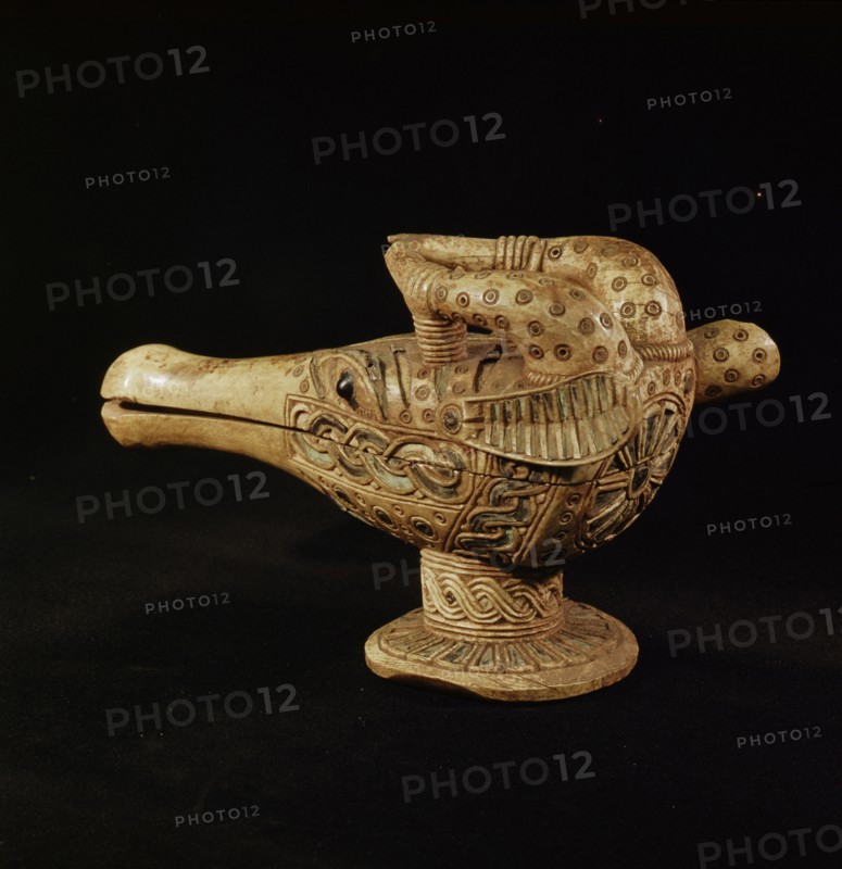 A kola nut box in the form of a cows head