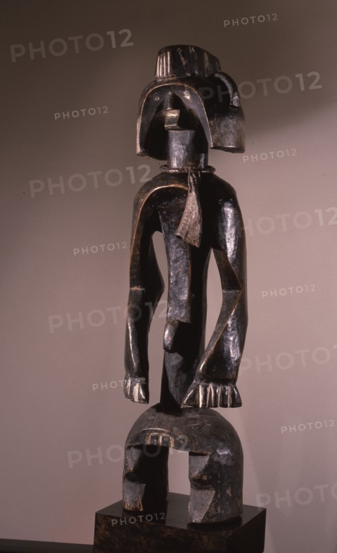 Mumuye figures served to reinforce the status of senior elders and rainmakers