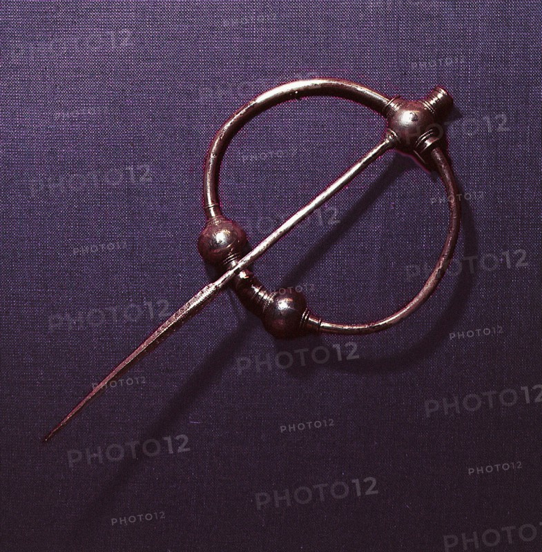 A ring and pin brooch