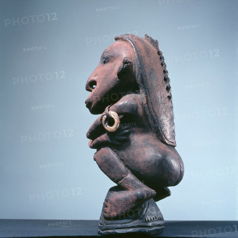 A cover for ritual offerings in the form of a squatting woman
