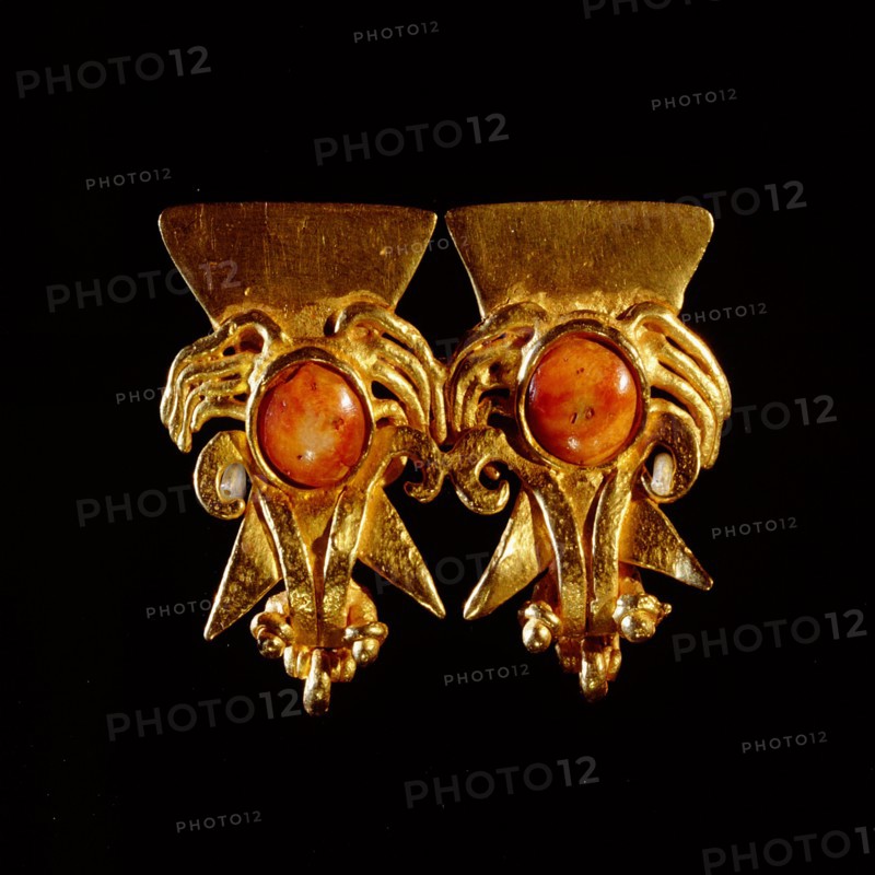 Pendant formed by two stylized bat figures