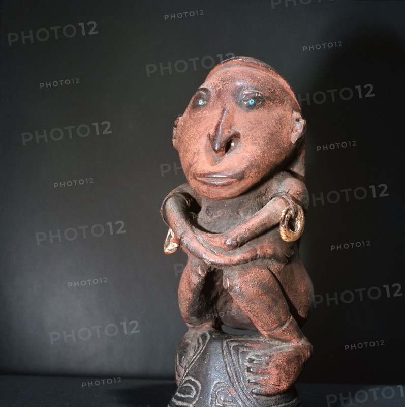 A cover for ritual offerings in the form of a squatting woman