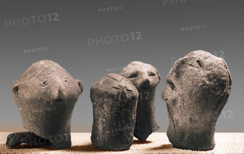 Small heads moddelled in clay
