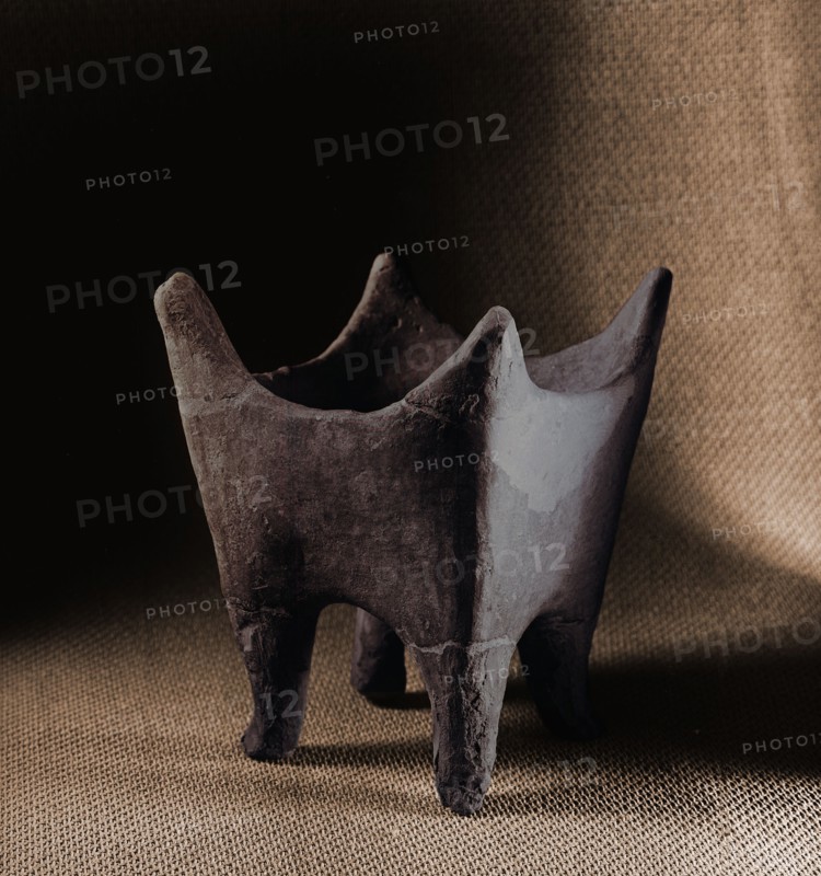 Square vessel on feet