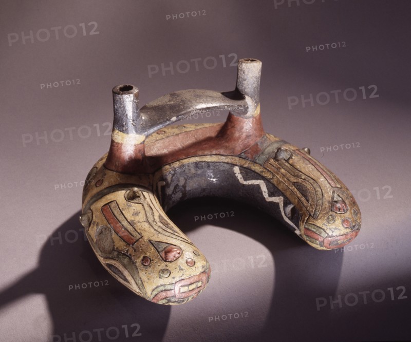 Stirrup spouted vessel in seprent form