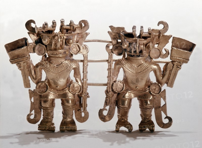 Figure pendant depicting possibly of two noblemen or chiefs