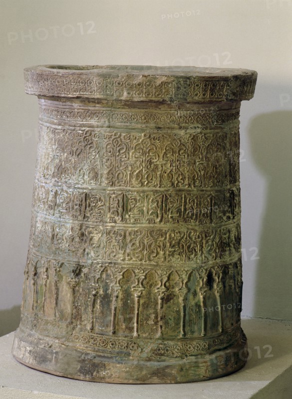 A cylindrical well mounting