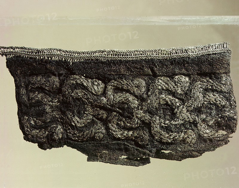 Silk cuff embroidered with silver from a mans grave