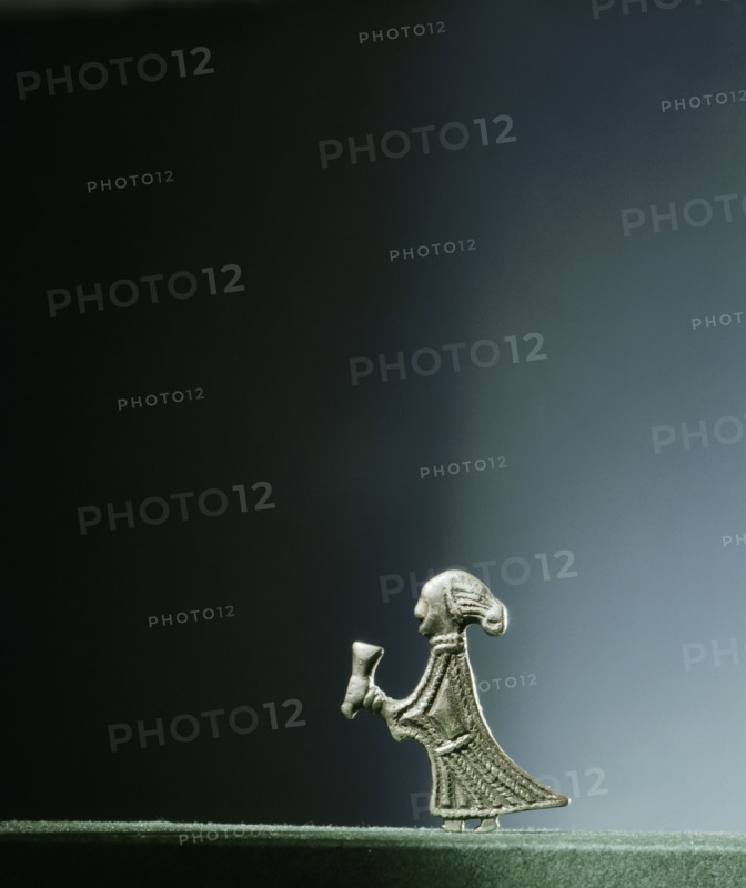 Pendant representing a Valkyrie offering a horn