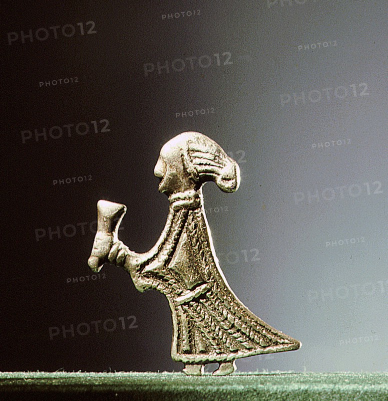 Pendant representing a Valkyrieoffering a horn