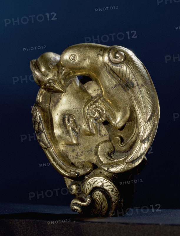 Gilt bronze sleeve weight forming a pair of billing birds