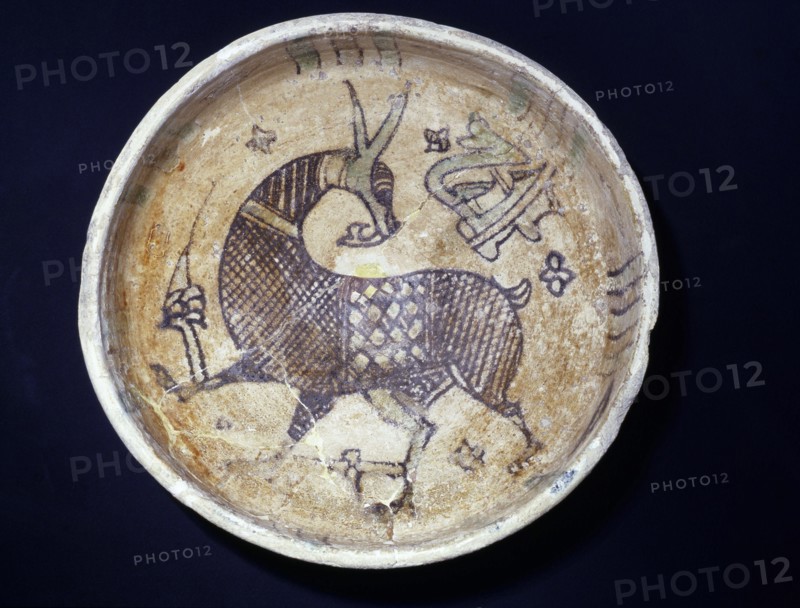 A bowl decorated with a gazelle or an antelope, symbol of beauty and grace
