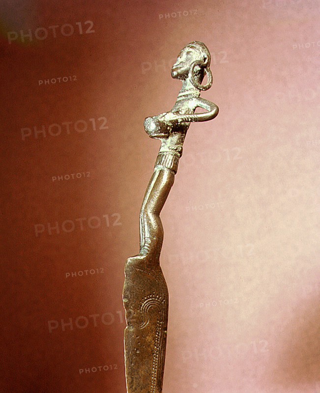 Knife handle in the form of a woman with a bowl