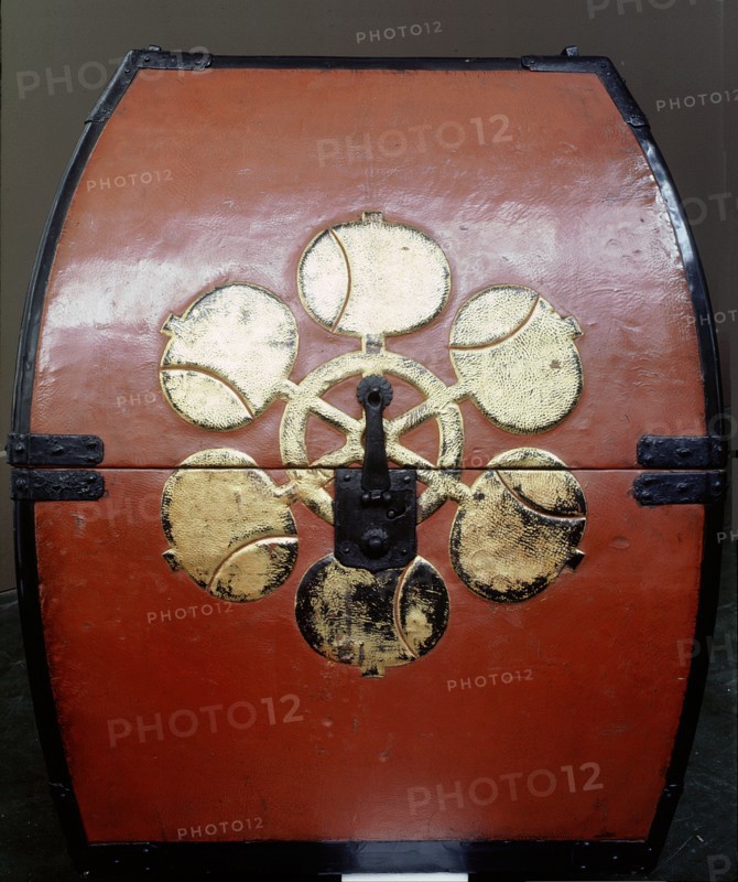Chest for a suit of armour made of painted and embossed leather with the badge of the Doi family of Koga