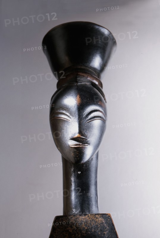 Heddle pulley with the face of a woman balancing a bowl on her head, the favourite theme of the Master of Bouafle