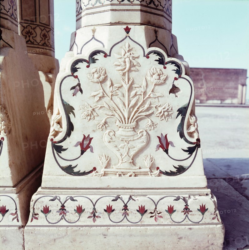 Pietra dura on pillars of the Diwan-i-Khas, Red Fort