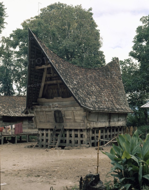 The three-level structure of Toba Batak houses corresponds to ideas of the cosmos