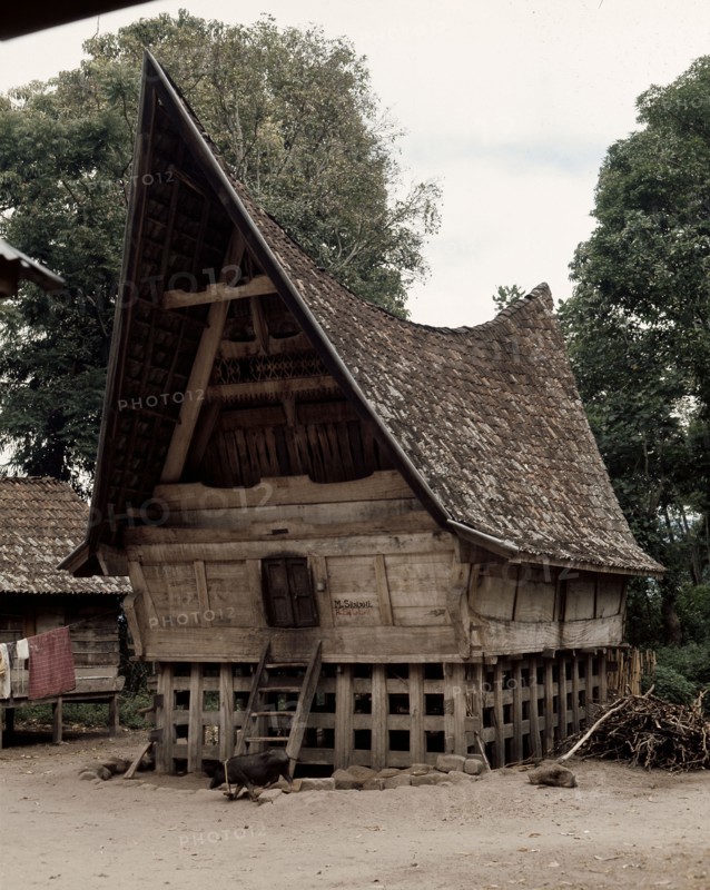 The three-level structure of Toba Batak houses corresponds to ideas of the cosmos